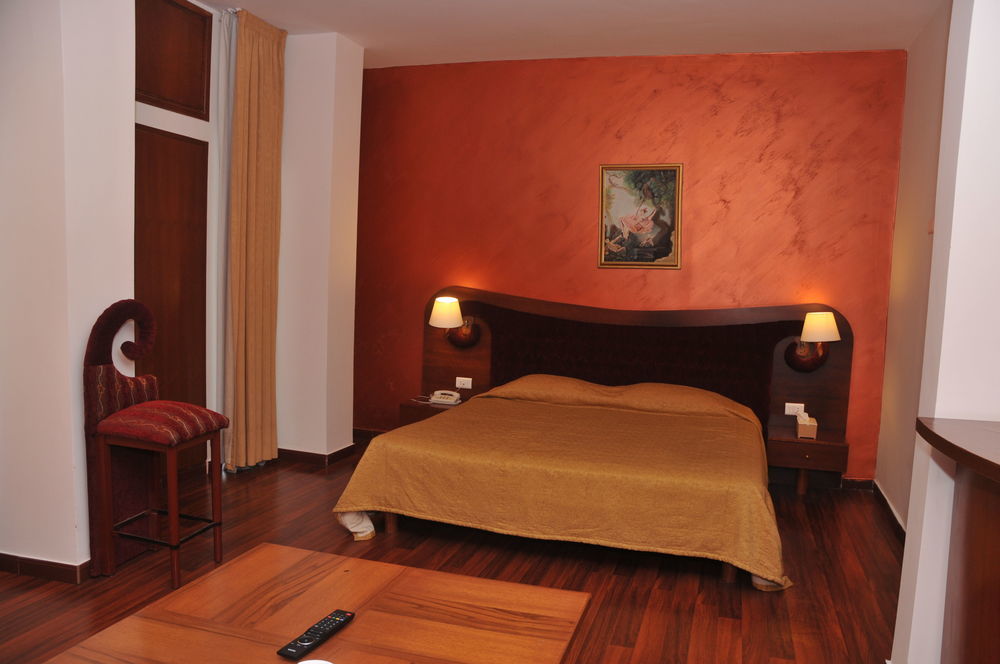 Legend Hotel Бейрут Экстерьер фото
