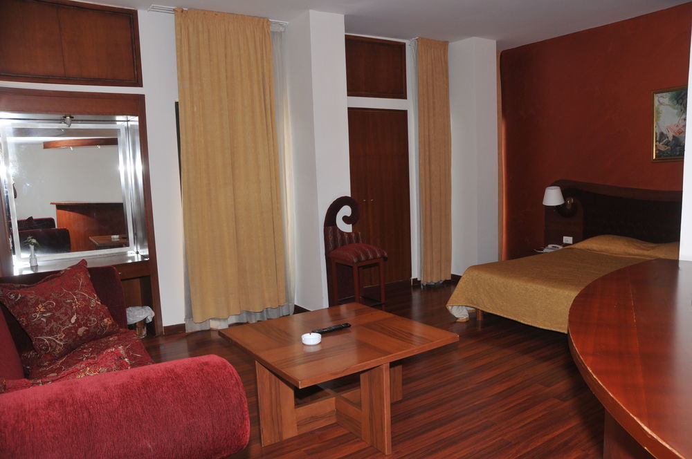 Legend Hotel Бейрут Экстерьер фото